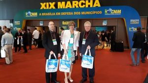 A Prefeita Teodora Lütkemeyer participa do movimento, acompanhada dos Secretários Marco Costa e Naor Kümpel.