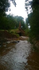 Conserto de ponte de bueiros em Mantiqueira próximo ao Valirio Roehrig
