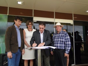 Secretário Minetto assinou a celebração do convênio como testemunha