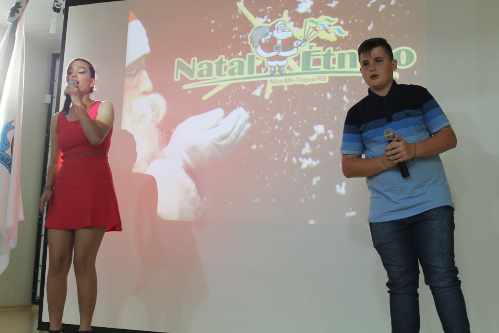 Nátali Graebim e Gabriel Andriolli, membros do Coral Municipal apresentaram-se dando uma amostra do que será o show de abertura